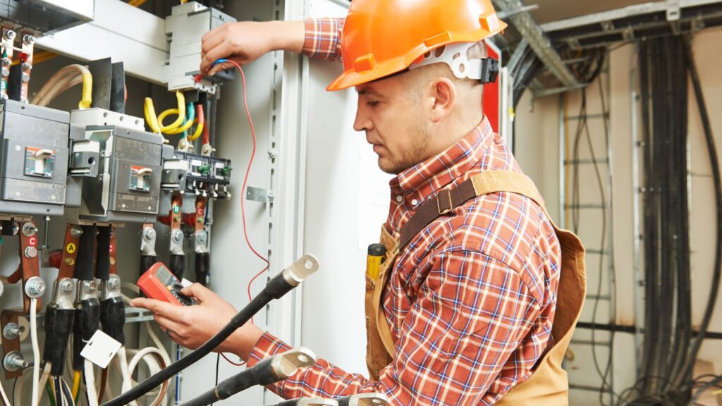 Hvad koster en elektriker i timen? Undgå at betale for meget